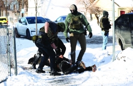 Cuộc chiến nhập cư ở Mỹ: Đá lạnh và nòng súng nóng