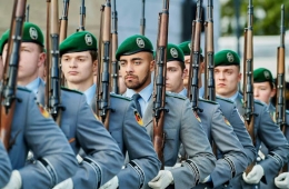 THÁI ĐỘ BÀI CHÂU ÂU CỦA MỸ BẮT NGUỒN TỪ NHẬN THỨC VỀ SỰ YẾU KÉM VỀ QUÂN SỰ VÀ SỰ SUY GIẢM DÂN SỐ BẢN ĐỊA