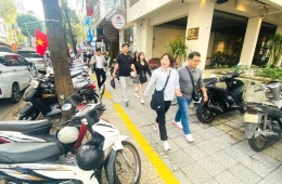 Cấp phép kinh doanh mặt tiền đường yêu cầu phải có chỗ để xe cho khách, không lấn chiếm vỉa hè?