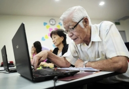 Singapore nới tuổi lao động ứng phó già hóa