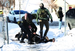 Cuộc chiến nhập cư ở Mỹ: Đá lạnh và nòng súng nóng