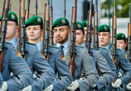 THÁI ĐỘ BÀI CHÂU ÂU CỦA MỸ BẮT NGUỒN TỪ NHẬN THỨC VỀ SỰ YẾU KÉM VỀ QUÂN SỰ VÀ SỰ SUY GIẢM DÂN SỐ BẢN ĐỊA