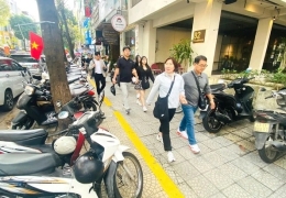 Cấp phép kinh doanh mặt tiền đường yêu cầu phải có chỗ để xe cho khách, không lấn chiếm vỉa hè?