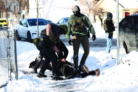 Cuộc chiến nhập cư ở Mỹ: Đá lạnh và nòng súng nóng