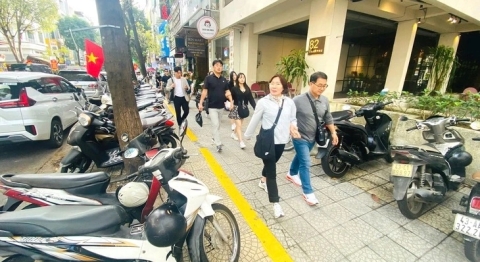 Cấp phép kinh doanh mặt tiền đường yêu cầu phải có chỗ để xe cho khách, không lấn chiếm vỉa hè?